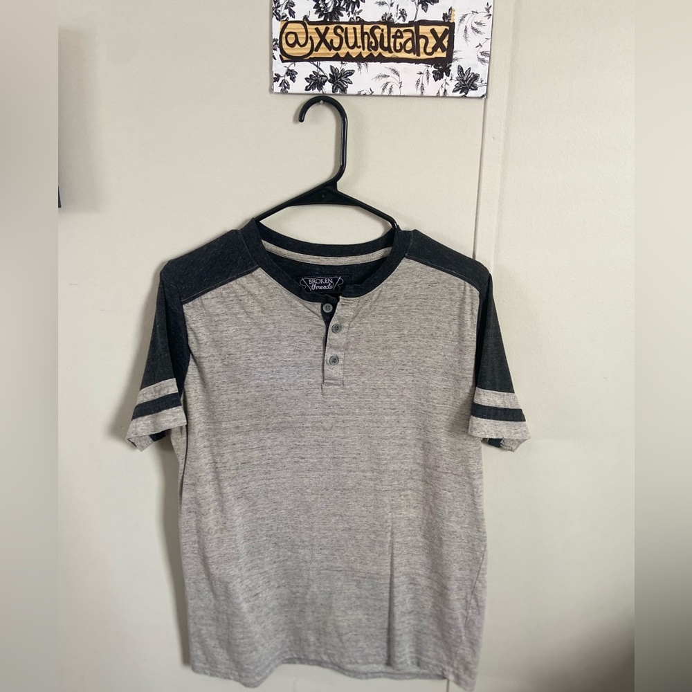 Men’s M broken threads tee NEW